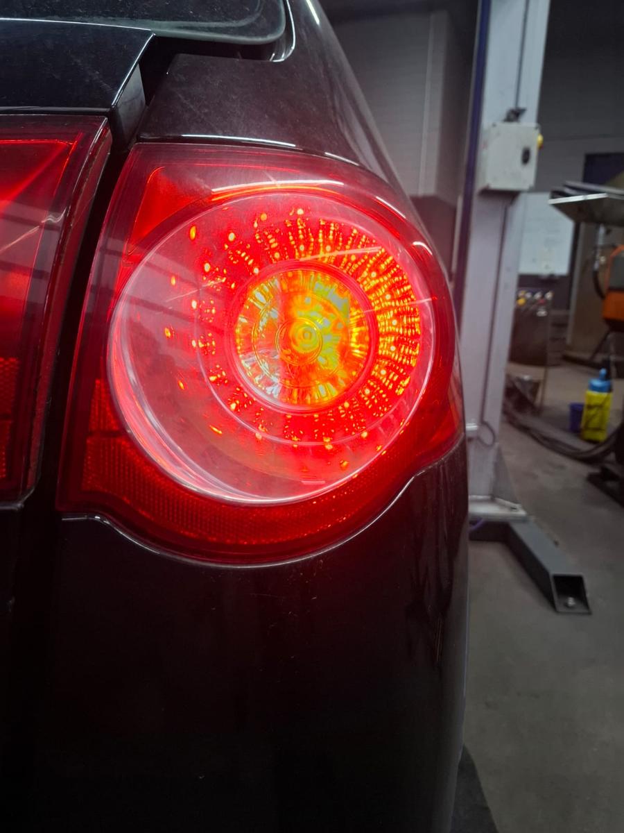 VW Passat 3C Variant Rückleuchte Heckleuchte außen rechts LED Bj 2006